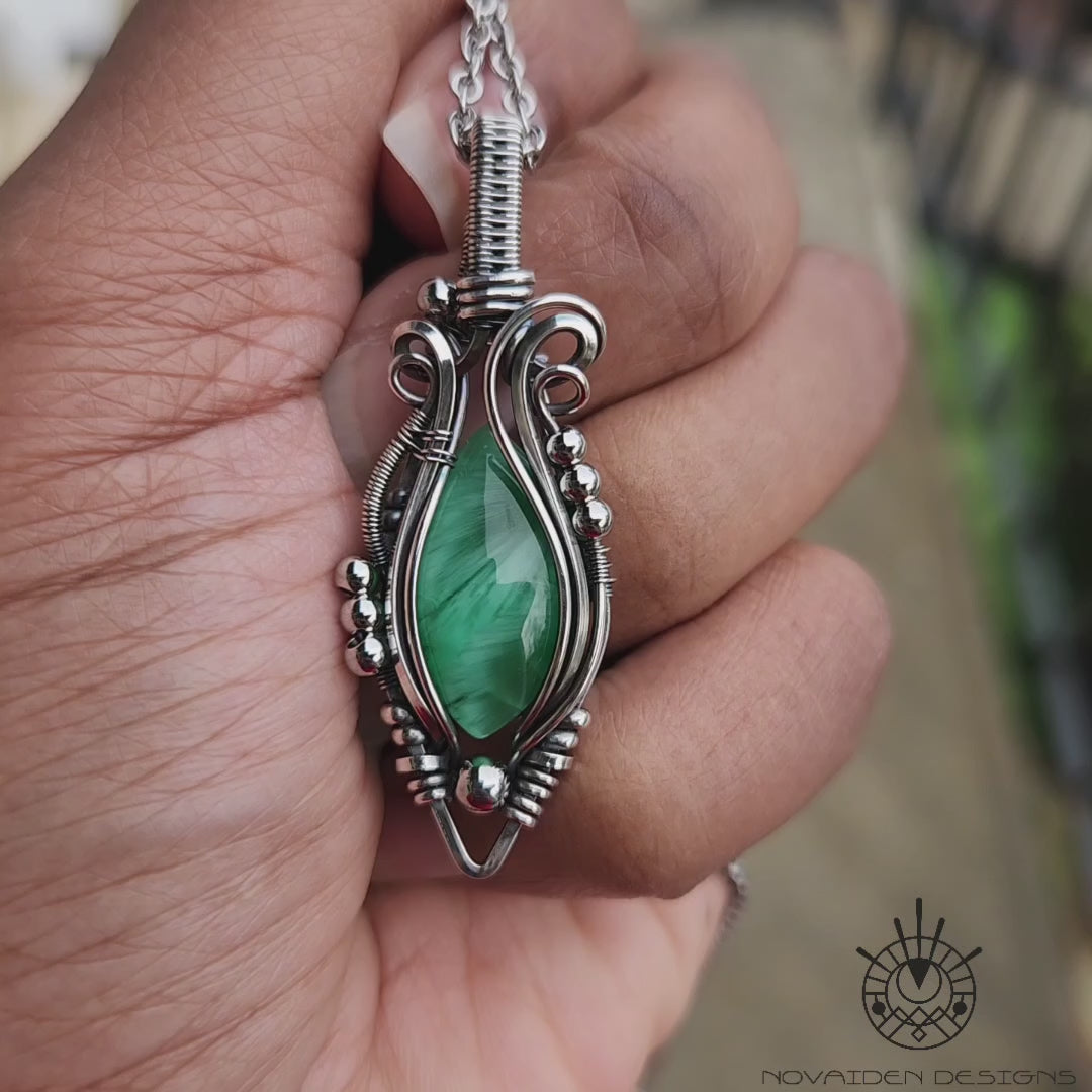 Load and play video in Gallery viewer, Green Australian Starburst Pendant