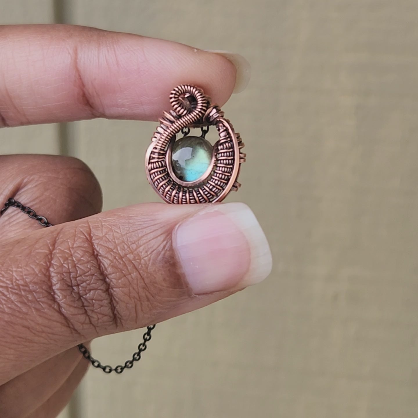 Load and play video in Gallery viewer, Green-blue Labradorite mini Pendant