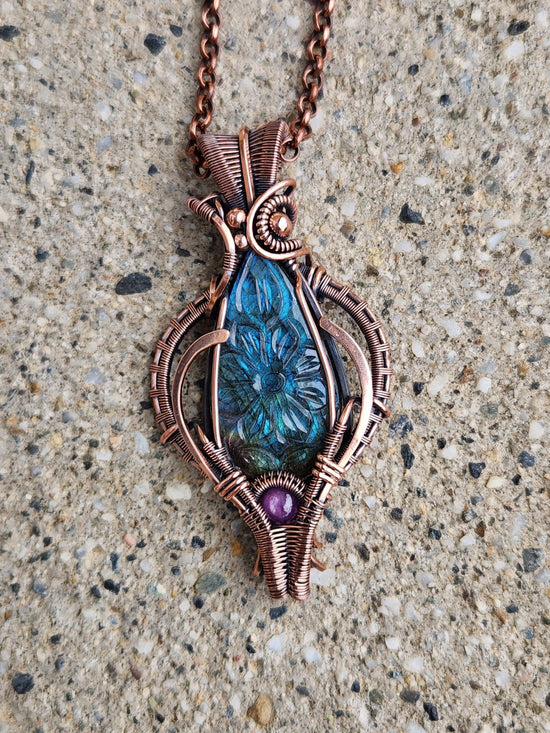 Load image into Gallery viewer, Flower Carved Labradorite &amp;amp; Star Ruby Talisman
